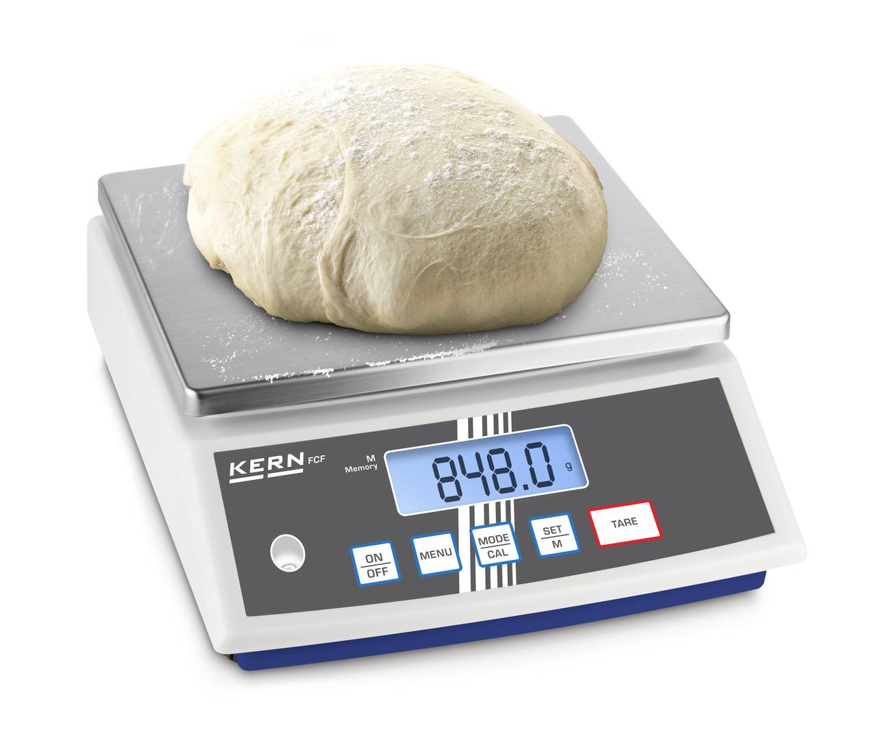 'Deegbal afgewogen op een digitale keukenweegschaal, gewicht 848,0 gram.'