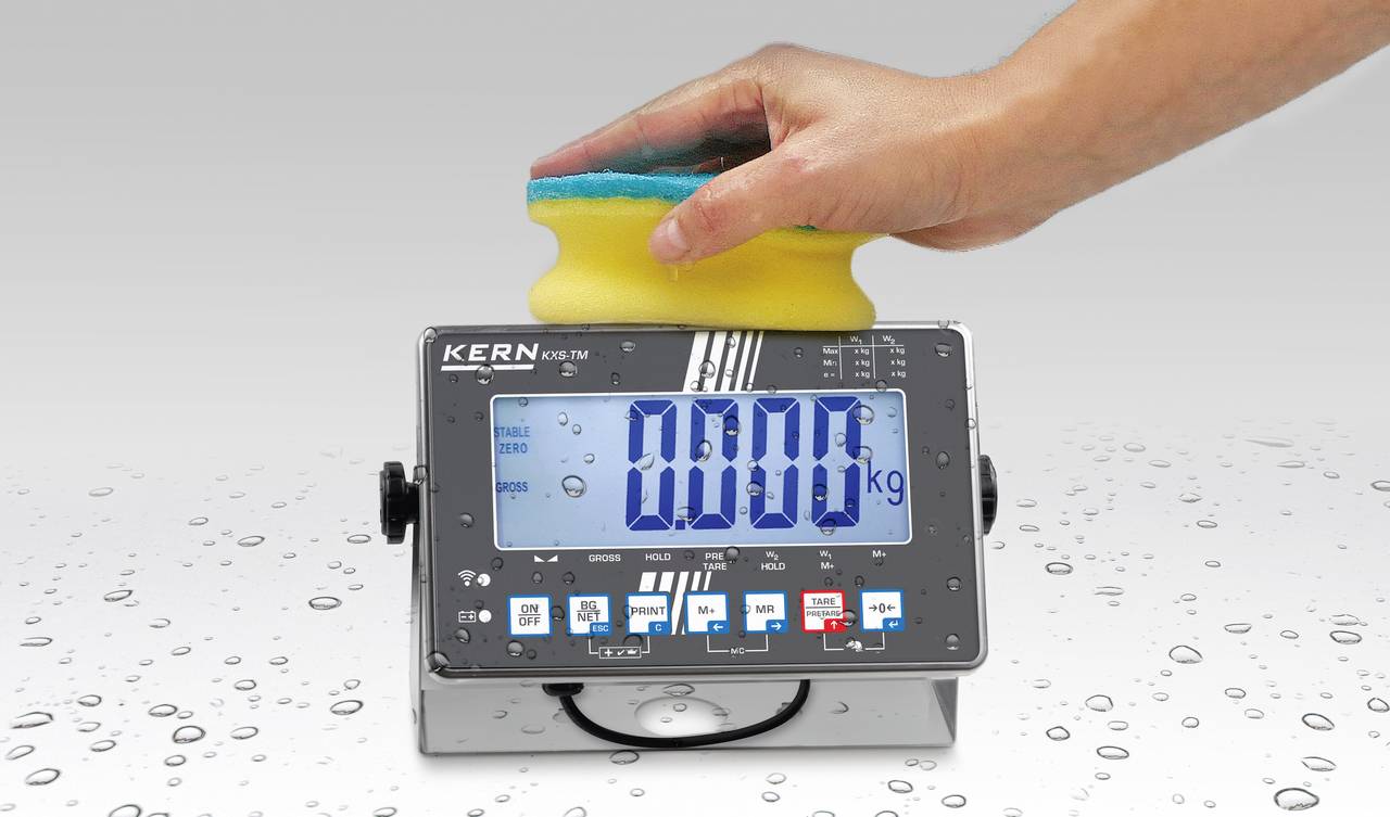 Een hand drukt met een spons op een digitale weegschaal. Het display toont '0,000 kg'. De weegschaal is bedekt met spatwater.