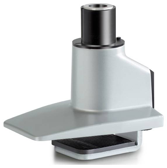 Metalen perforator met een cilindrische opening, gebruikt voor het perforeren van papier in kantooromgevingen.