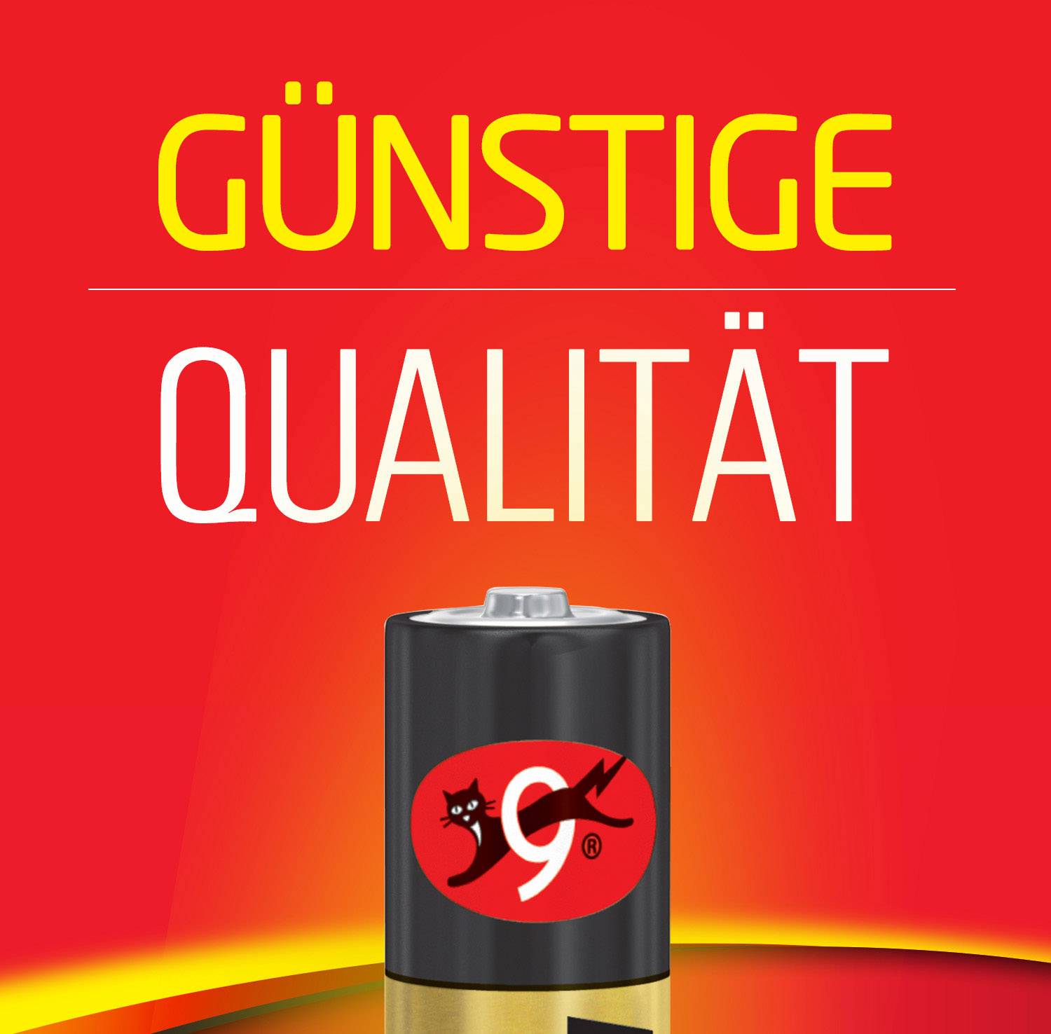 Een batterij met een zwarte behuizing en gouden bodem op een rode achtergrond. Bovenaan staat 'VOORDELIGE KWALITEIT' in gele en witte tekst.
