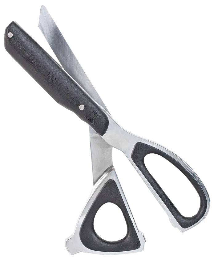 Schaar met zwarte handgrepen en glanzende messen, gedeeltelijk geopend, met een ergonomisch handvatontwerp dat geschikt is voor het knippen van verschillende materialen.