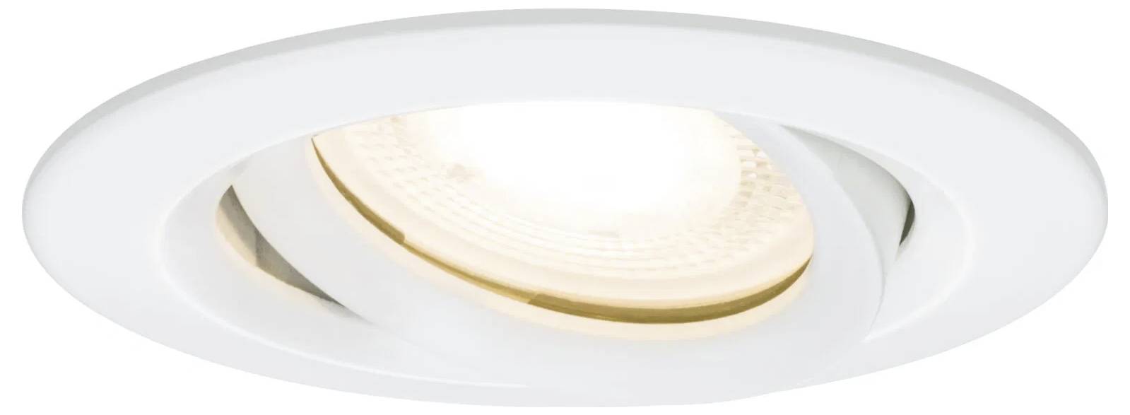 Inbouw plafondlamp met witte rand en verstelbare lamp, die zacht gloeit.