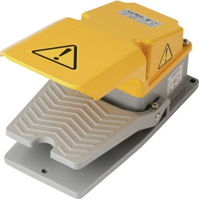 Industriële voetschakelaar van metaal met gele beschermbehuizing en waarschuwingssymbolen. Gebruikt voor de bediening van machines door middel van voetbediening.