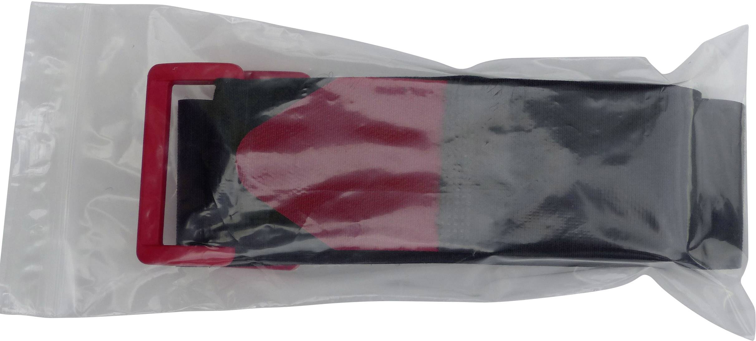 Een verpakte zwarte riem met rode gesp in een transparante plastic hoes.