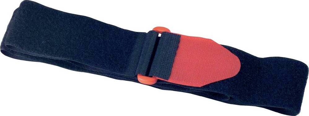 Zwarte riem met rode sluiting, gebruikt voor het vervoer van ski's. Praktisch voor gemakkelijk transport en opslag tijdens de wintervakantie.