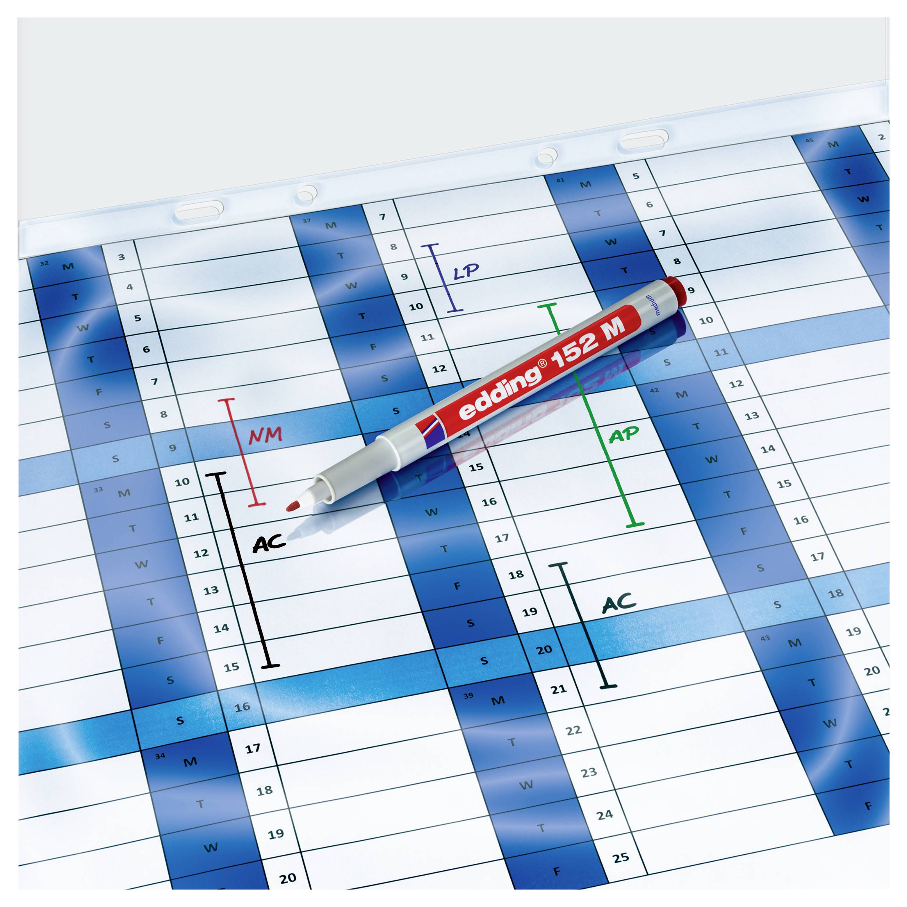 Blauw-wit weekplanners- of kalenderpagina met een rood-wit Edding 152 M-pen die er diagonaal over ligt, met gemarkeerde planningsblokken met de labels AP, LP, NM en AC.