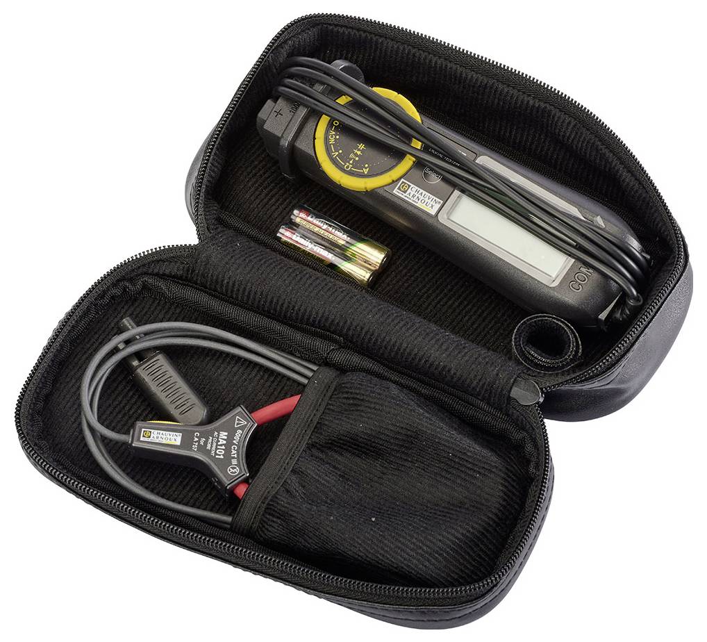 Een digitaal multimeter in een open tas met een meetklem en batterijen, klaar voor gebruik.