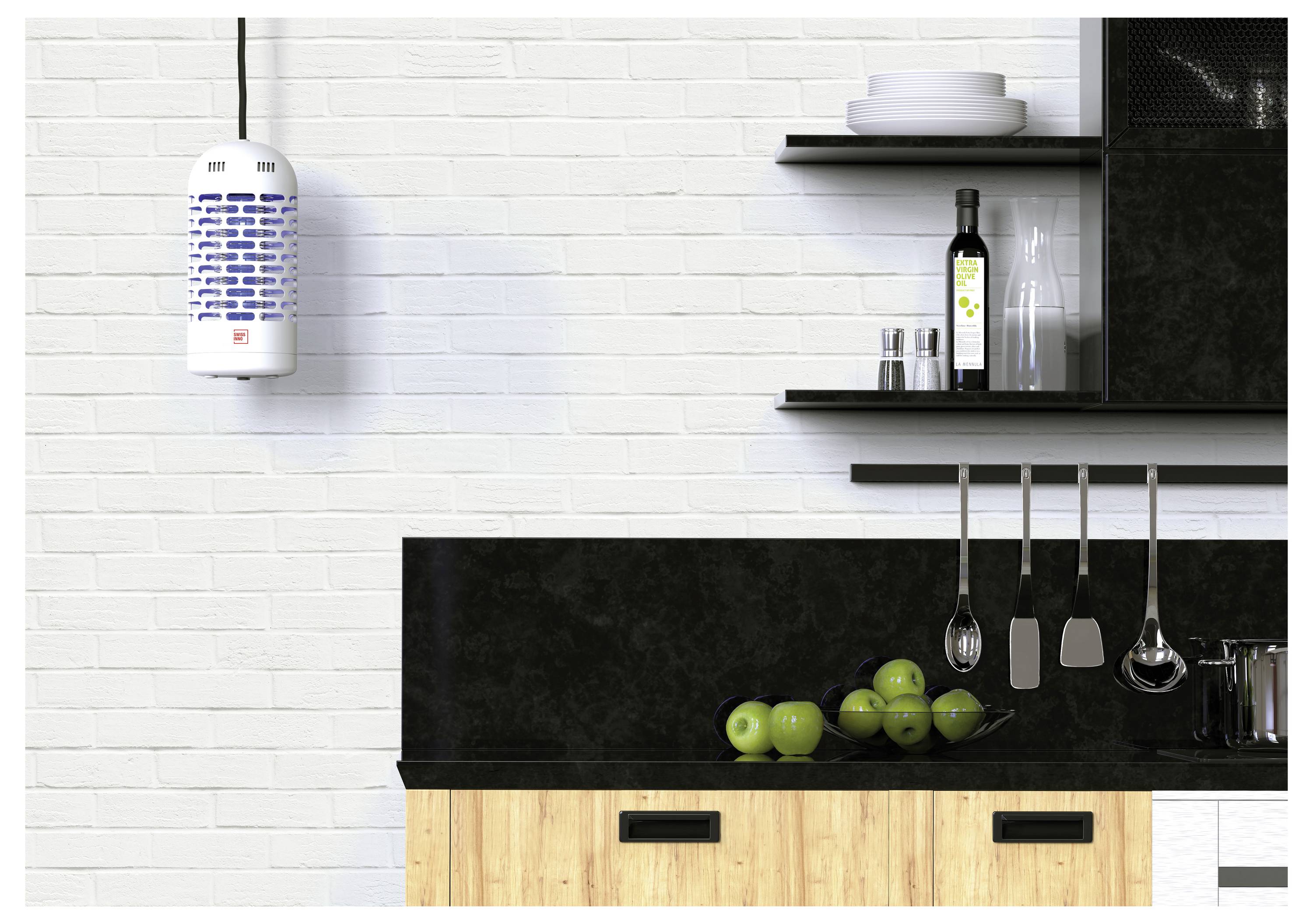 Moderne keuken interieur met houten keukenkastjes, zwart aanrechtblad en hangende keukengerei. Een fruitschaal met groene appels staat op het aanrecht.