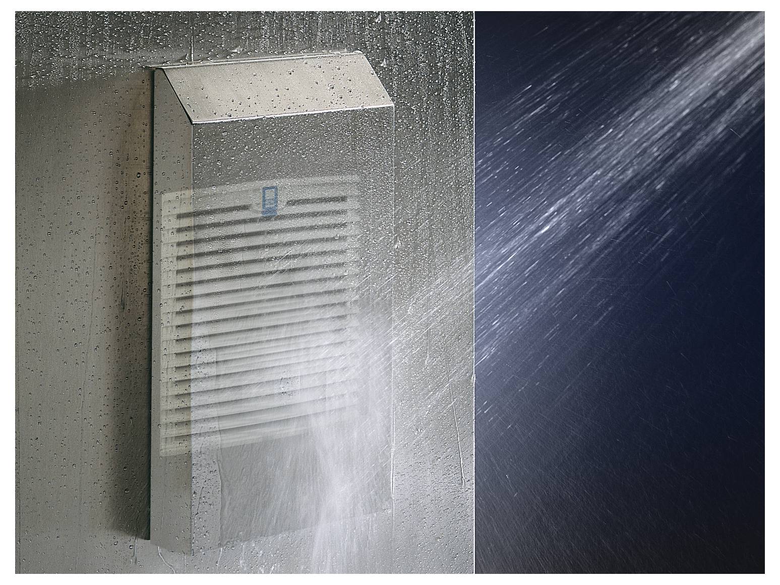 Metalen ventilatierooster met lamellen dat wordt besproeid door een sterke waterstraal. Links een muur, rechts spattend water.