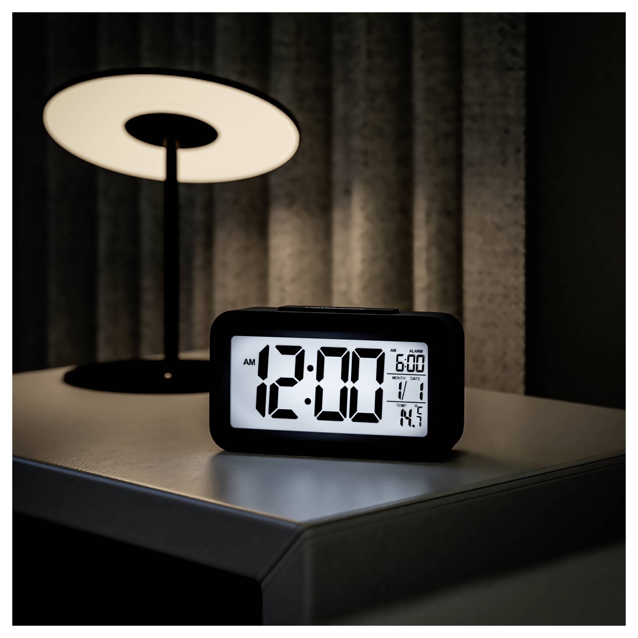 Een digitale wekker toont '12:00 AM' op een nachtkastje naast een verlichte moderne lamp, wat op nacht of vroeg in de ochtend duidt.