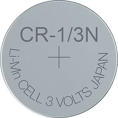 Een zilveren knoopcelbatterij van het type CR-1/3N met de opdruk 'Li-Mn CELL 3 VOLTS JAPAN'.