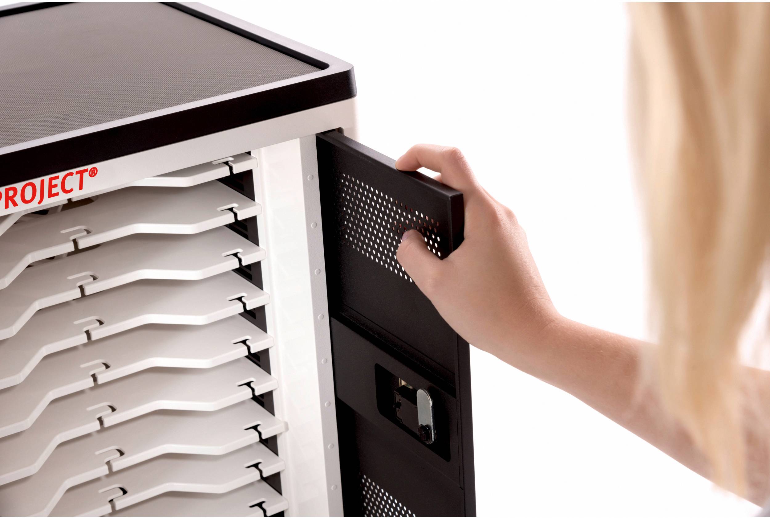 Een persoon opent de deur van een witte kast met meerdere schappen. De kast heeft een zwart bovenblad en zijdelingse ventilatieopeningen.