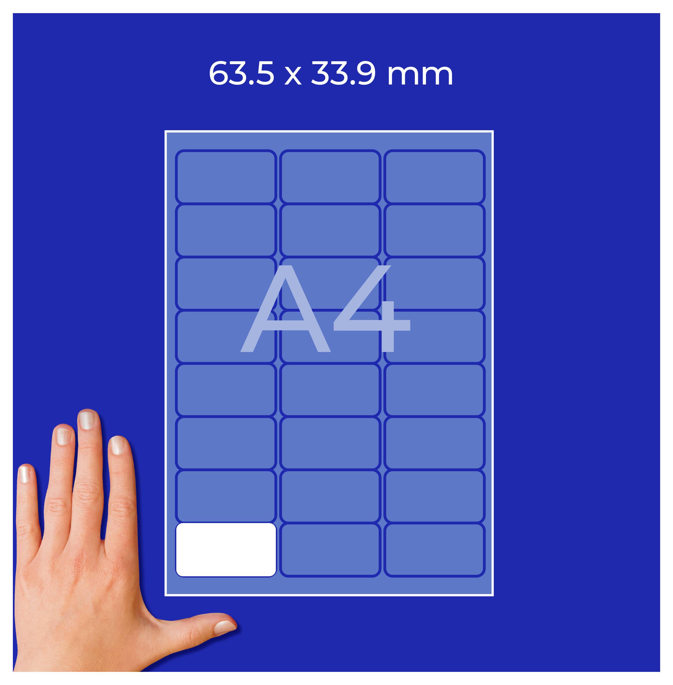Illustratie van een A4-blad met maataanduiding '63.5 x 33.9 mm'; onderaan links vergelijkt een hand de grootte, A4 is gemarkeerd als etikettenraster.