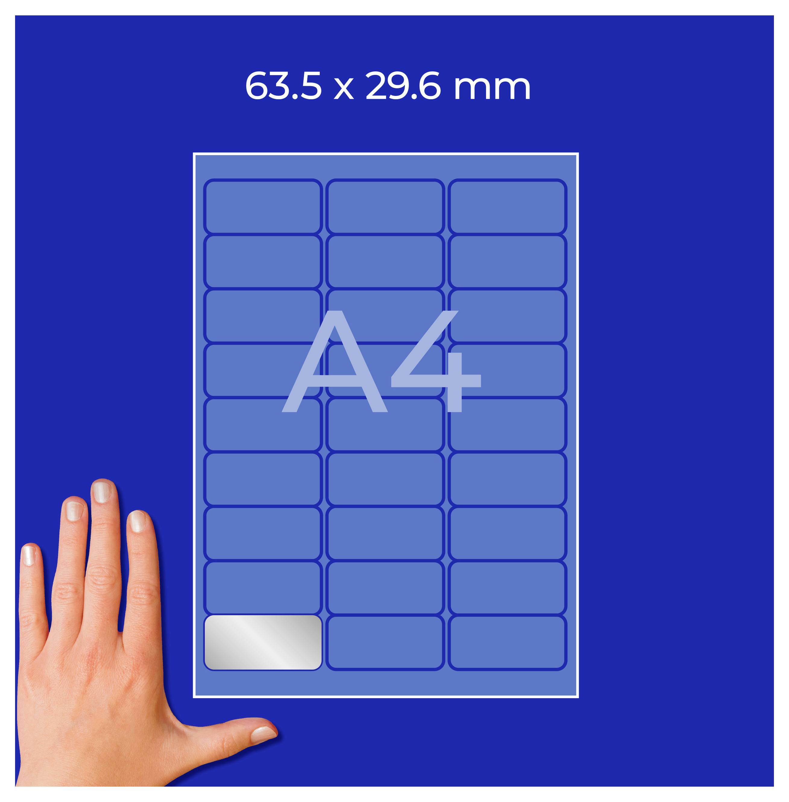 A4-etiket met 63,5 x 29,6 mm en klein voorbeeldraster, naast een hand ter groottevergelijking.