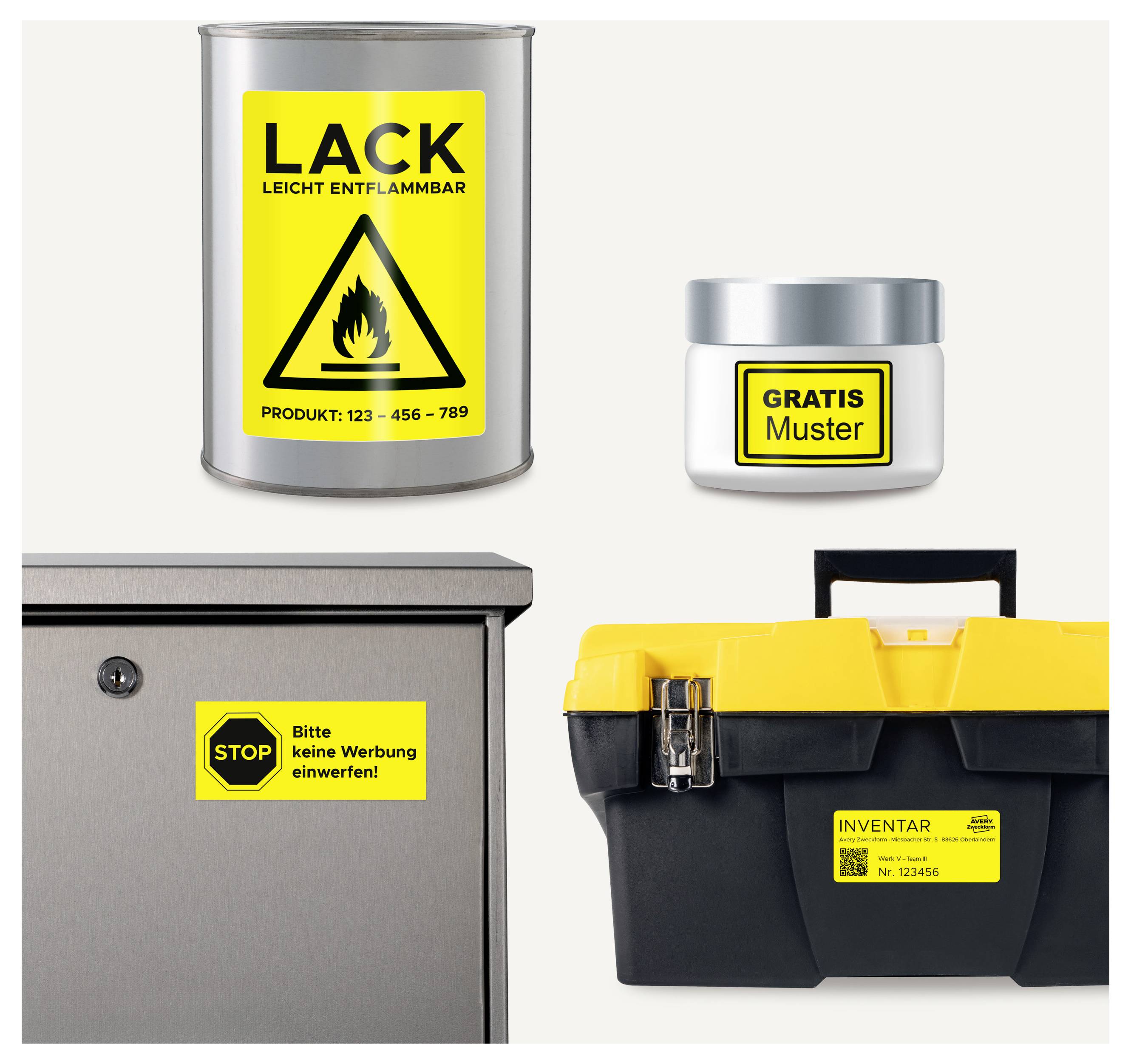 Vier producten met gele etiketten: verfblik 'LAK licht ontvlambaar', klein glas 'GRATIS monster', metalen doos 'Alstublieft geen reclame inwerpen!', gereedschapskist 'INVENTARIS'.