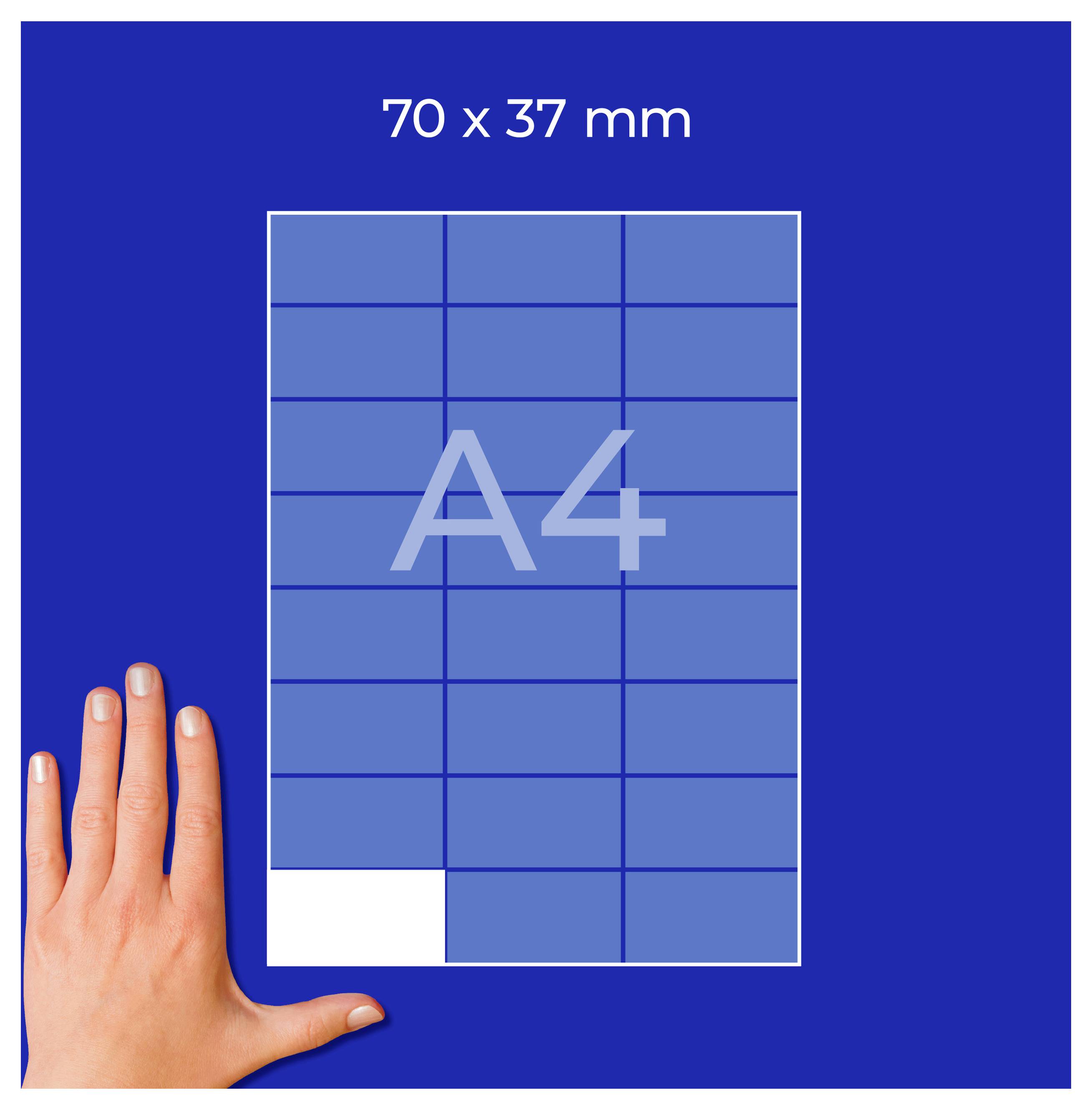 A4-formaat met raster en maataanduiding '70 x 37 mm', ernaast een hand als groottevergelijking.