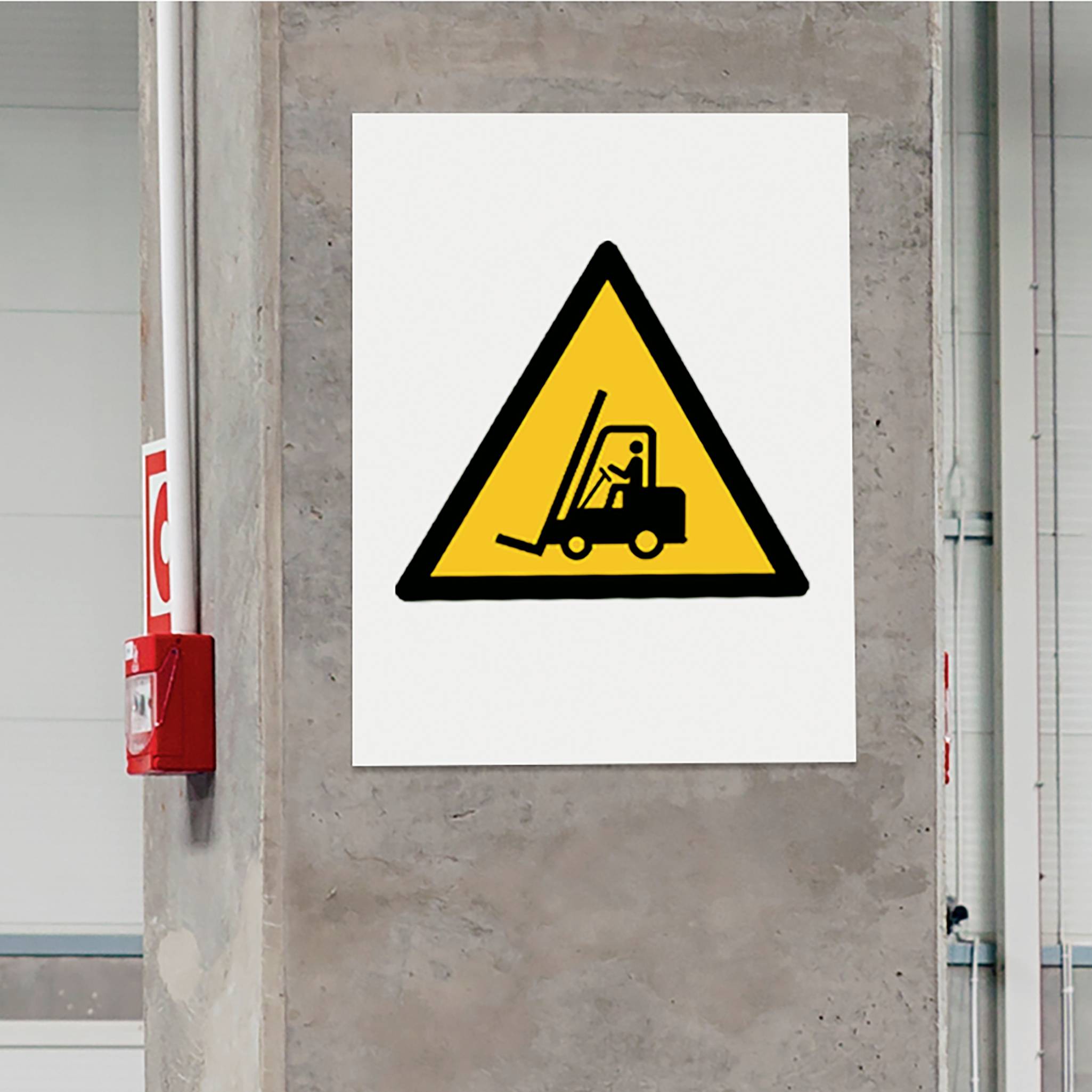 Let me translate this from German to Dutch:<br><br>'Waarschuwing: Heftruck in bedrijf.' Bord aan een muur wijst op mogelijke gevaren door heftruck bewegingen.