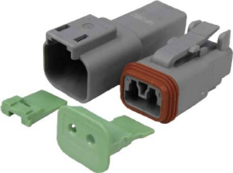 Een grijze connector met twee groene beschermklepjes, naast elkaar geplaatst. De connector heeft rode afdichtingen aan één uiteinde.