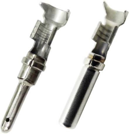 Twee metalen contacten voor elektrische verbindingen, links een stekker met brede basis, rechts een stekker met cilindrische behuizing.