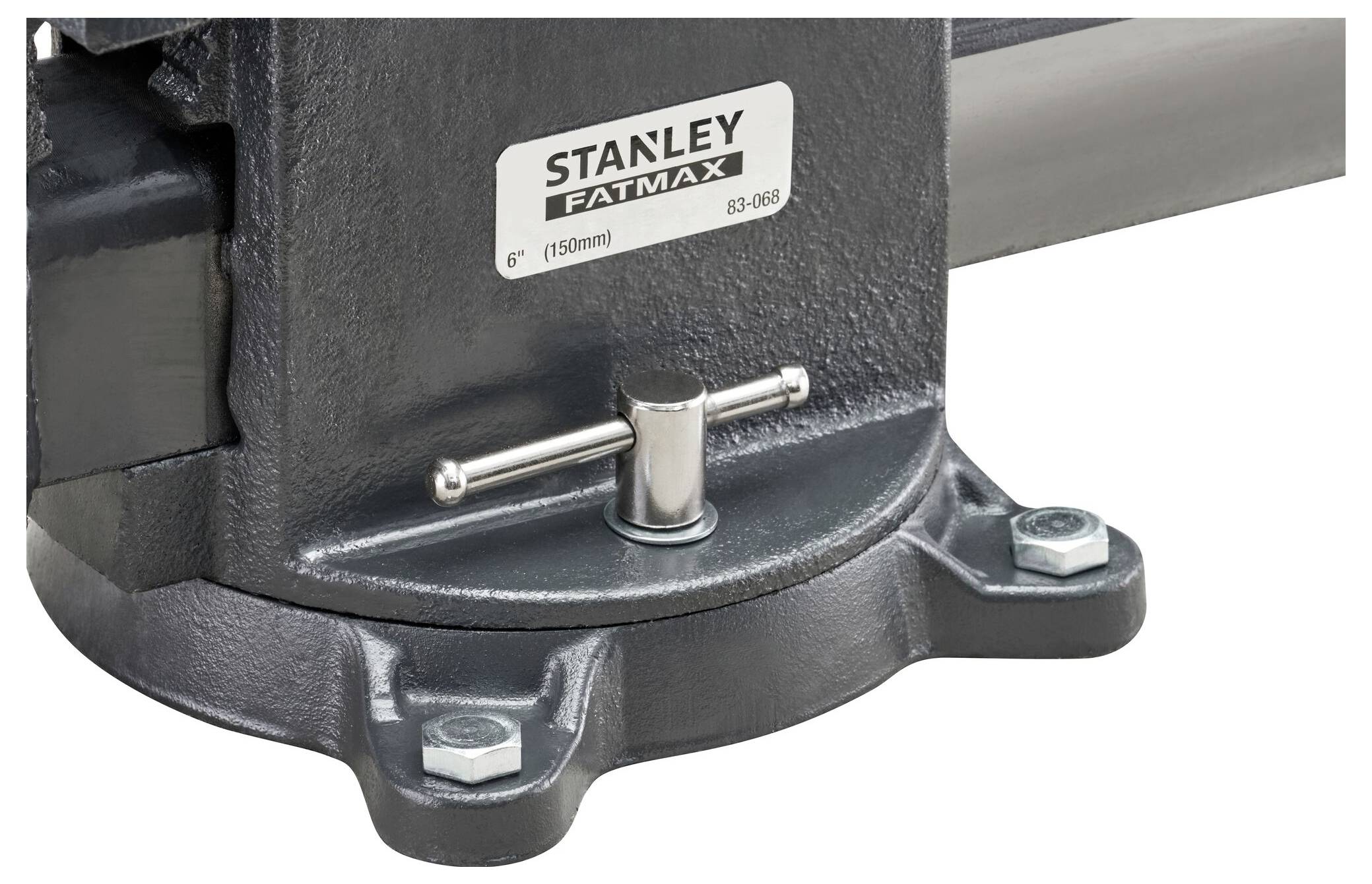 Het onderste deel van een bankschroef met het opschrift 'Stanley Fatmax' op een metalen plaat. Schroeven bevestigen de basis.