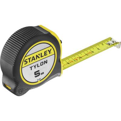 Een geel en zwart meetlint met 'STANLEY TYLON 5m' opschrift, opgerold met een uitgetrokken sectie voor lengtemetingen.