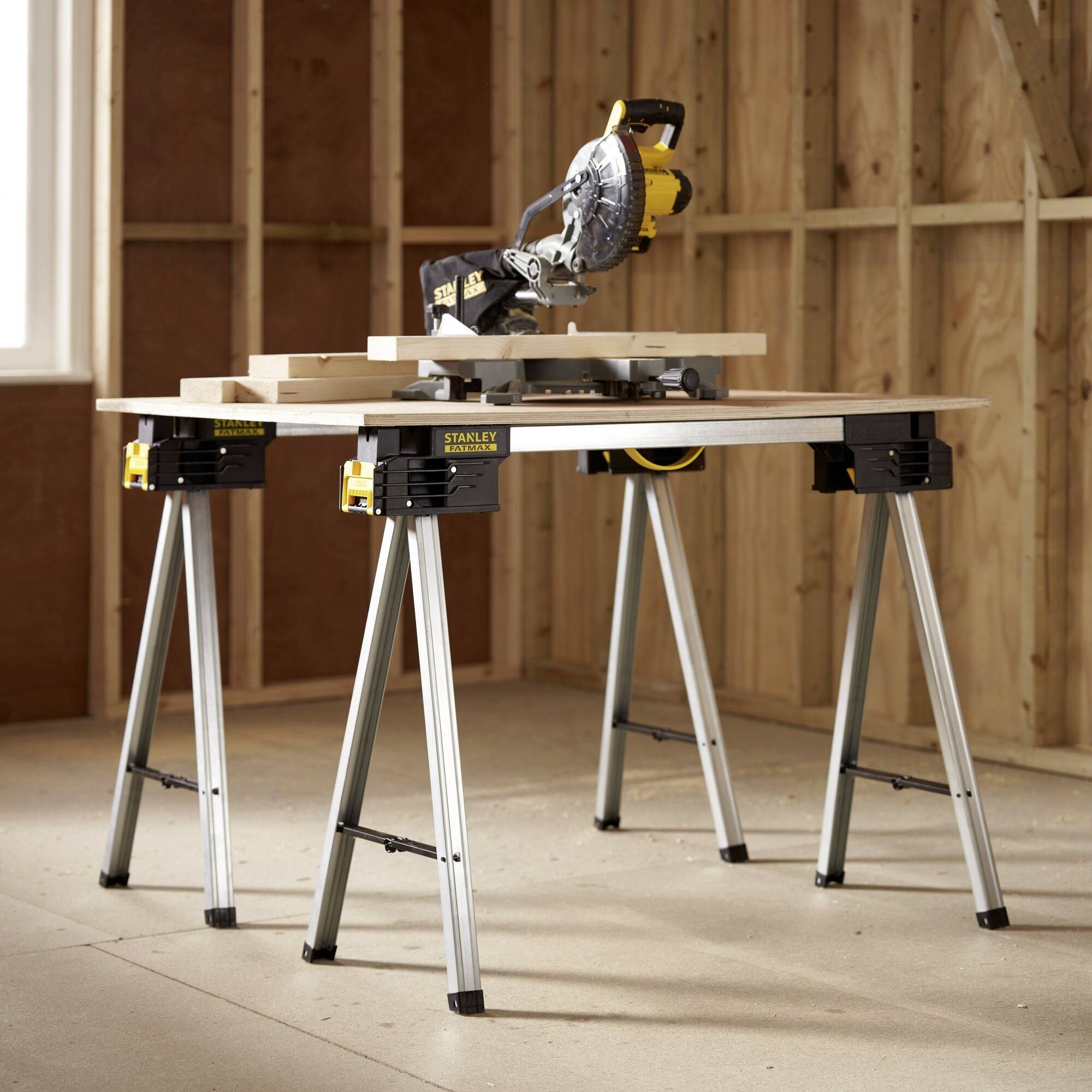 Cirkelzaag op een werktafel in een houtatelier. Zaagblad gepositioneerd voor nauwkeurige zaagsneden. Houten rekken op de achtergrond.