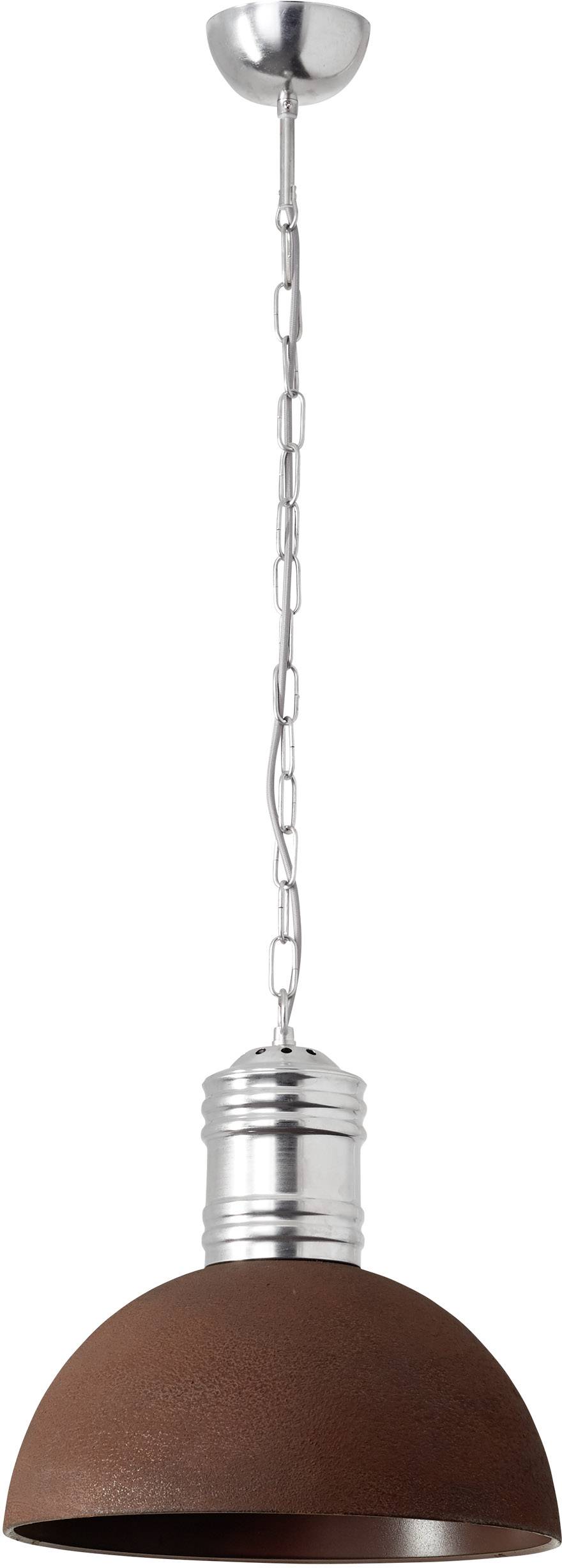 Een hangende metalen pendellamp met een koperen lampenkap en zilveren ophangketting.