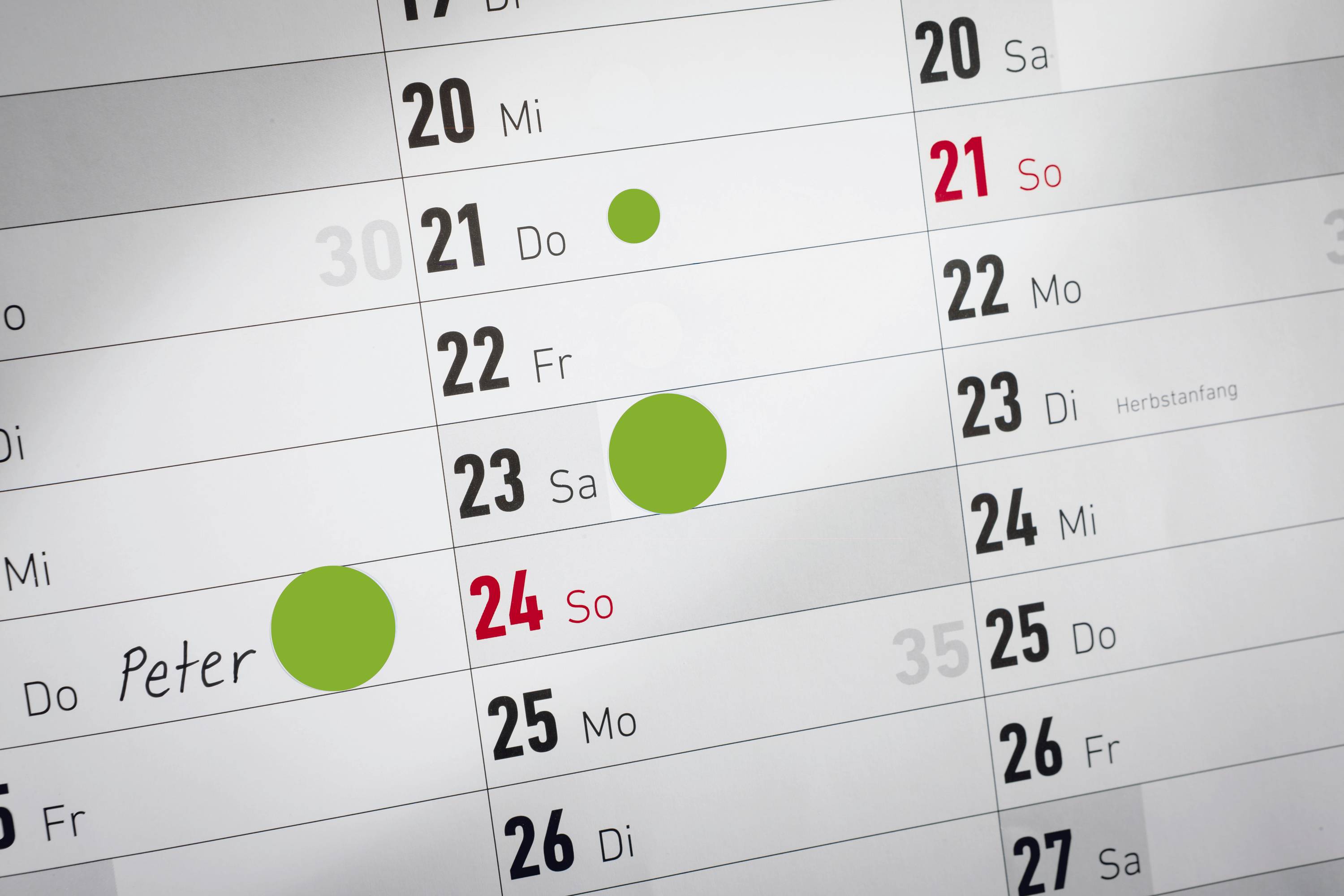 Kalenderblad met gemarkeerde data: 21e zondag rood, 22e-23e groen, 24e zondag rood. 'Peter' genoteerd op 22e.