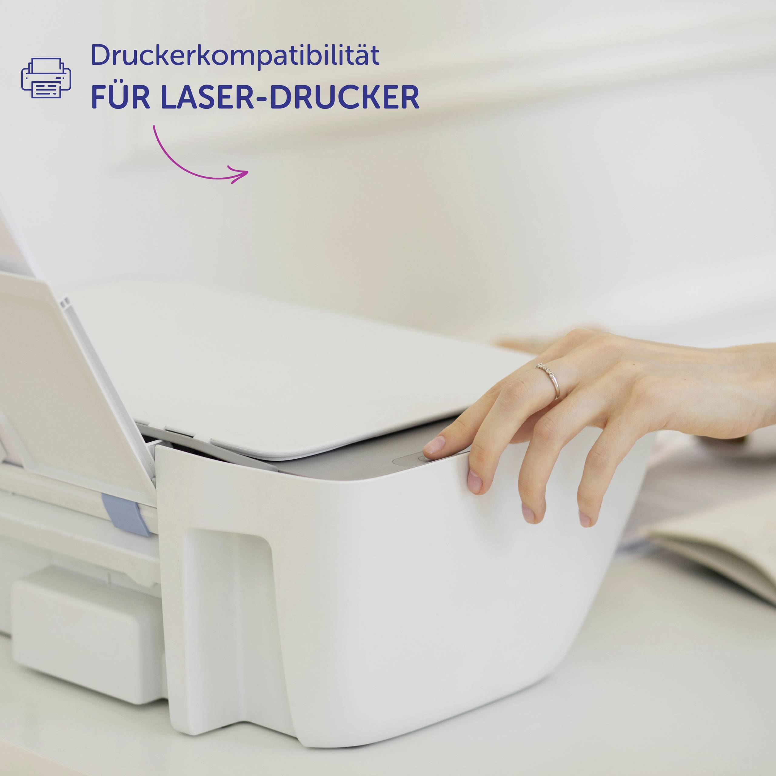 Een cirkel met een computer en smartphone in het midden. Daarboven staat 'Inclusieve Ontwerper'.