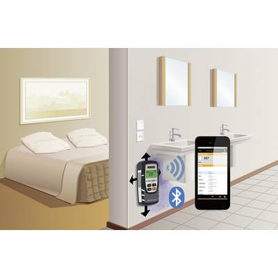 Een hotelkamer met een tweepersoonsbed. Aan de muur bevindt zich een thermostaat met een Bluetooth-symbool. Op een mobiele telefoon is de kamertemperatuur-app geopend.