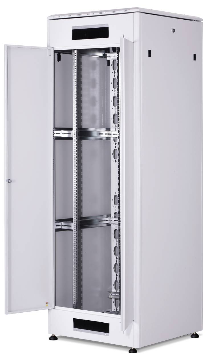 Een lege, witte serverrack-kast met open deur, geschikt voor het huisvesten van IT-apparatuur in een datacenter.