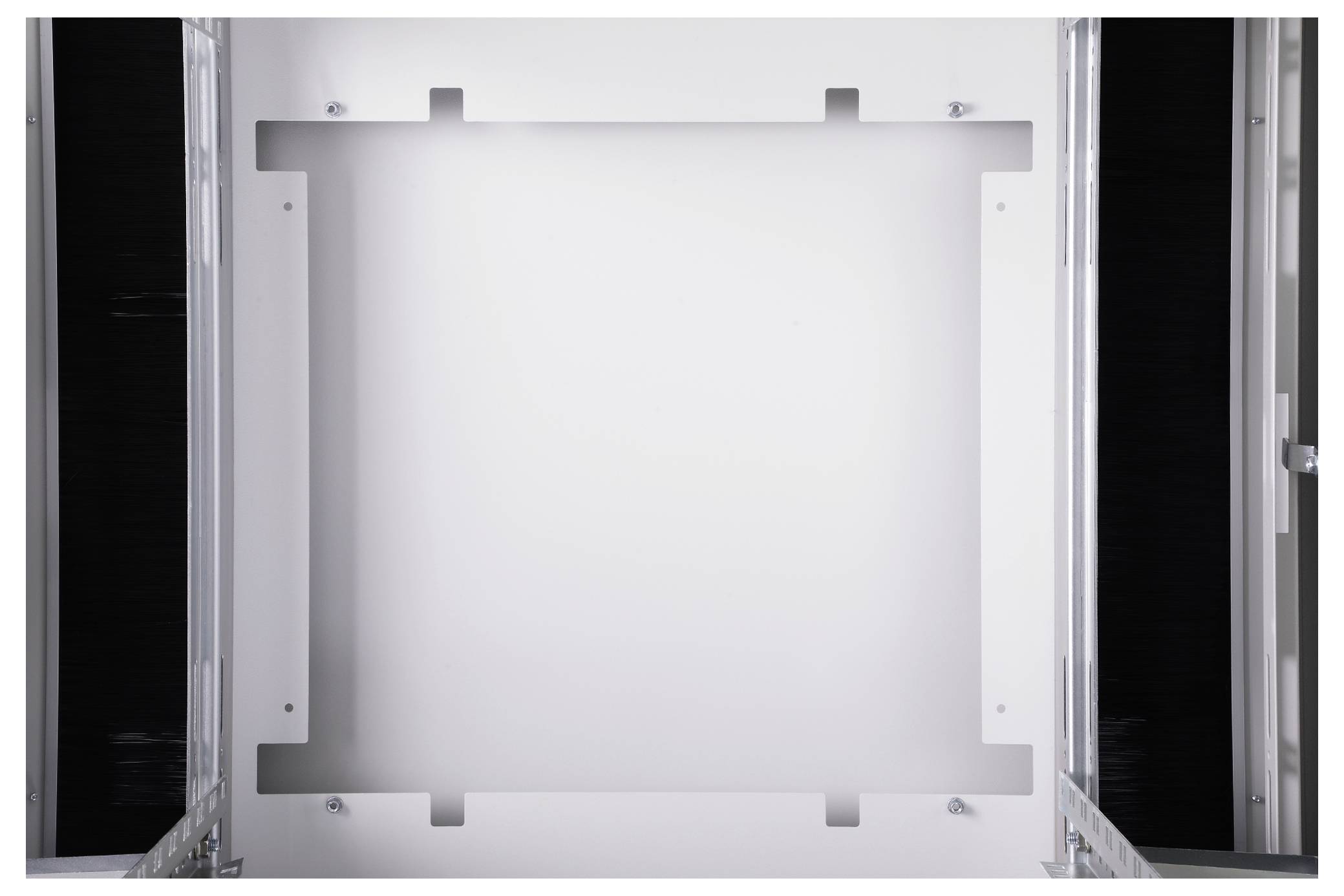 Een lege, rechthoekige metalen behuizing met schroefverbindingen, mogelijk bedoeld voor elektronische of industriële toepassingen.