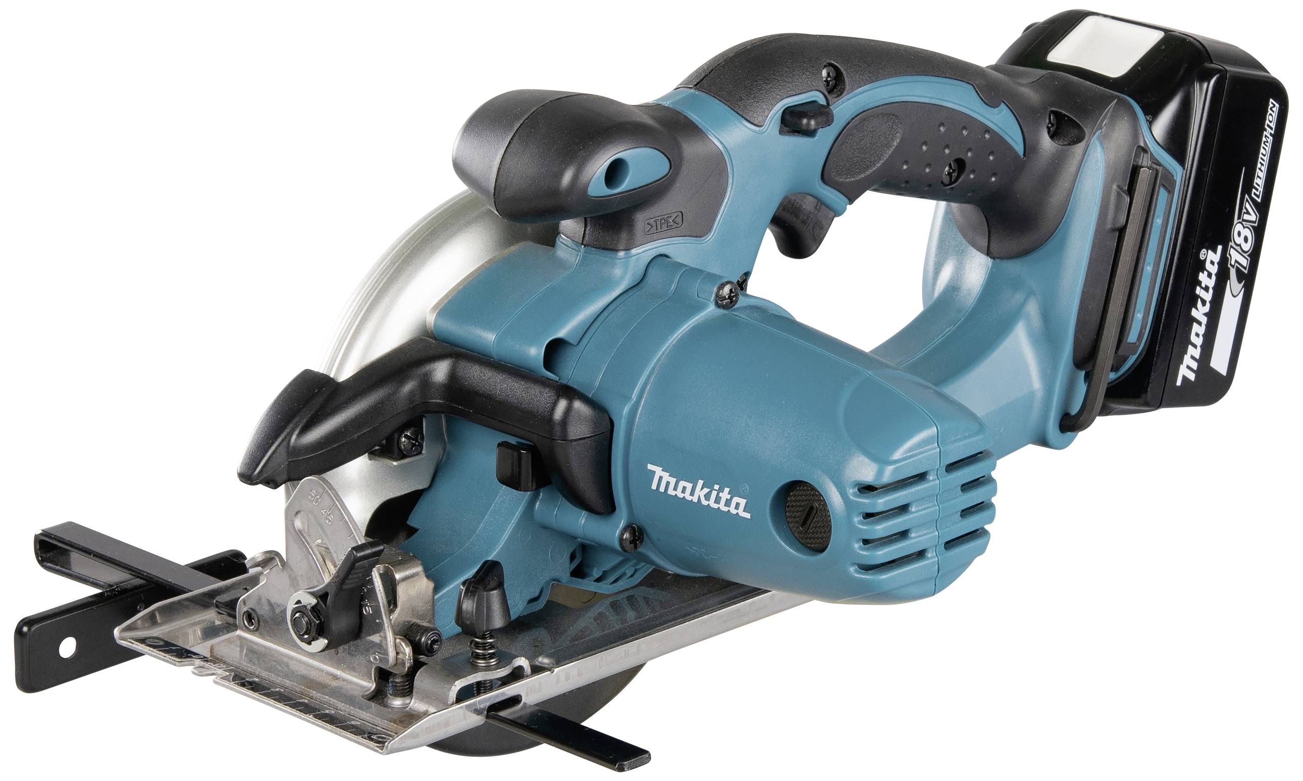 Een blauwe draadloze handcirkelzaag van Makita met een ergonomische handgreep en de accu op de achtergrond.