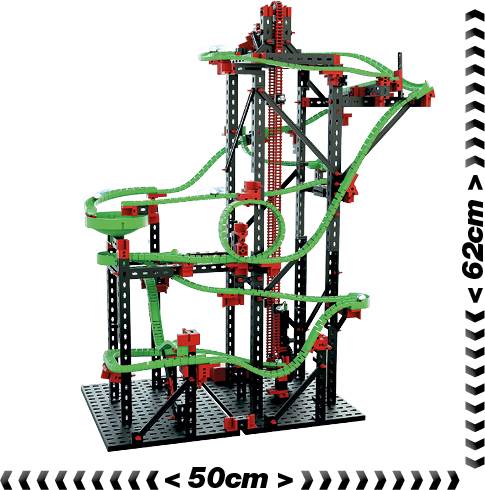 Een model van een achtbaan gemaakt van plastic bouwstenen met een groen en rood ontwerp. Het model is 62 cm hoog en 50 cm breed.