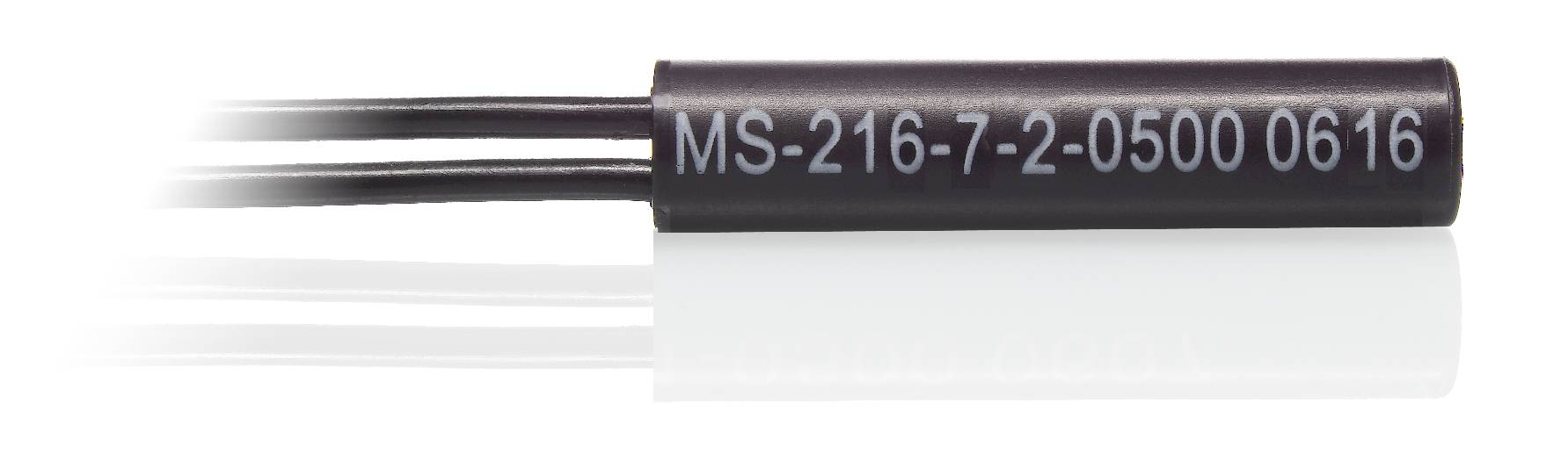 Cilindrische zwarte sensor of transducer met drie kabels. Opschrift: 'MS-216-7-2-0500 0616', mogelijk model- of serienummer.