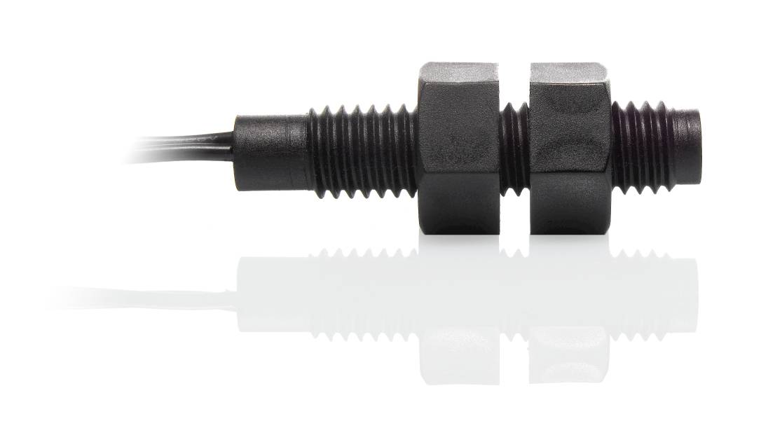 Een zwarte, cilindrische sensorstekker met kabel, liggend aan de zijkant, op een witte achtergrond.