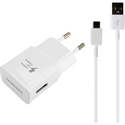 Een witte Samsung snellader met een USB-C-kabel, met een compact stekkerontwerp en een afneembare kabel voor het opladen van elektronische apparaten.