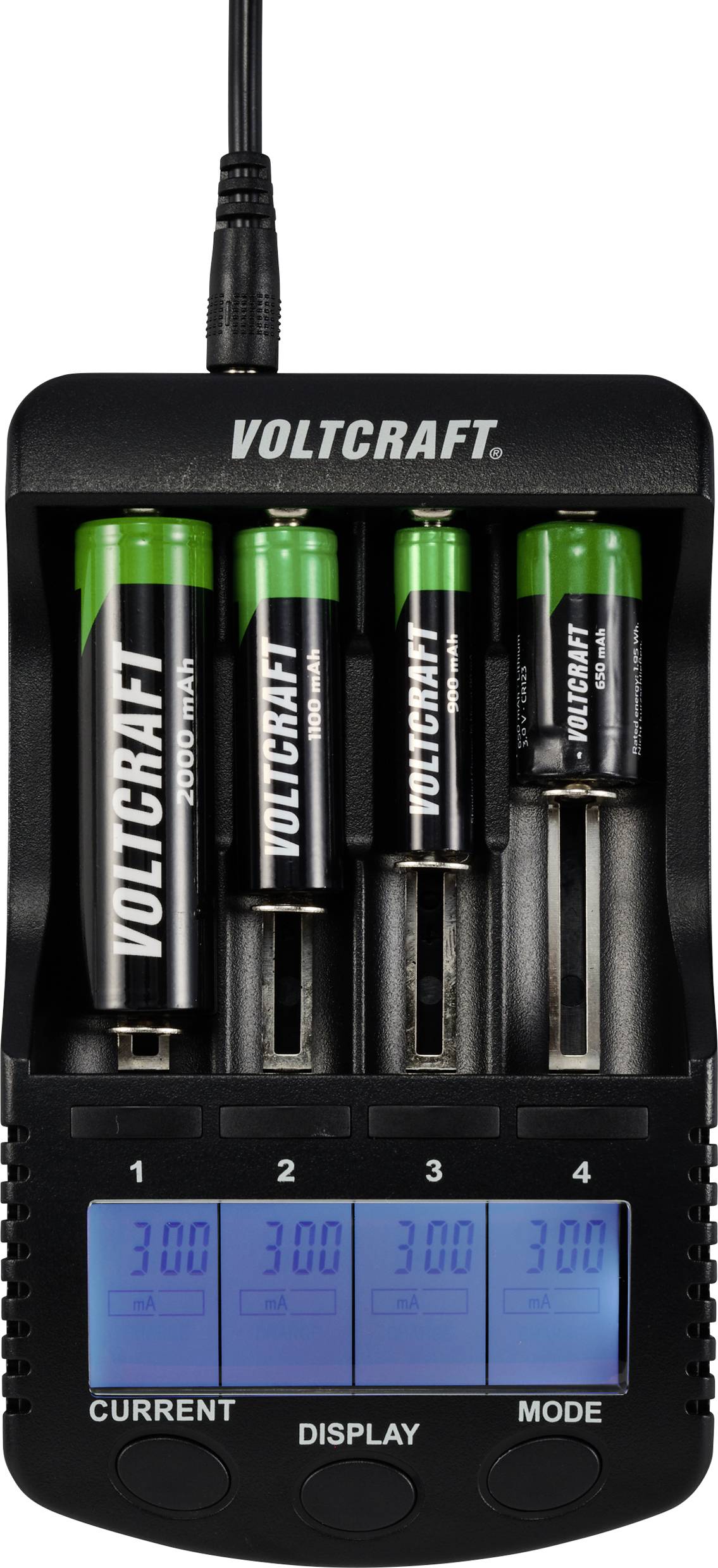 Een batterijlader van Voltcraft met vier opgeladen AA-batterijen. Het display toont de laadstatus en verschillende modi.