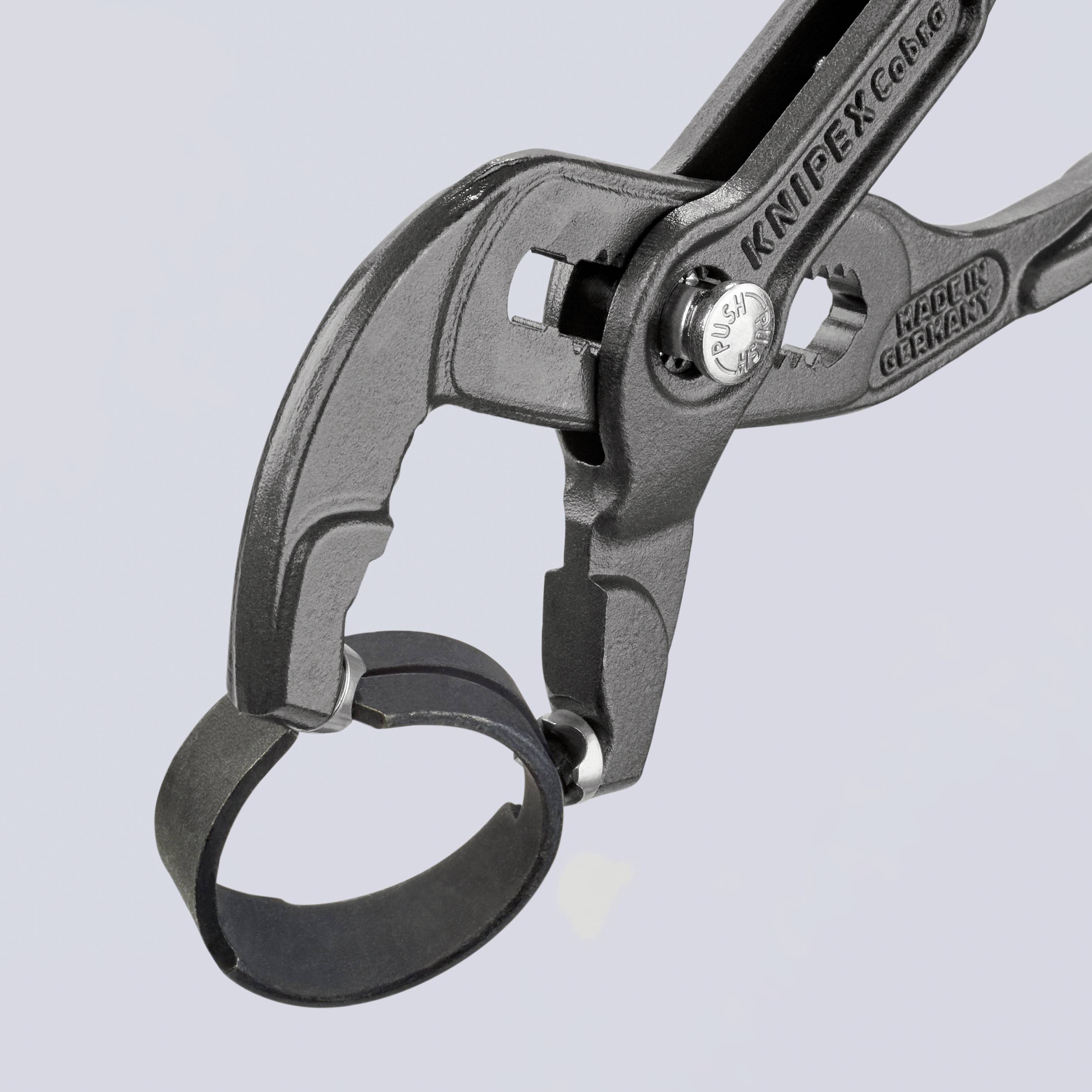Metalen pijptang met verstelbaar grijpmechanisme en ergonomische handgreep, geschikt voor werkzaamheden aan buizen en aansluitingen.