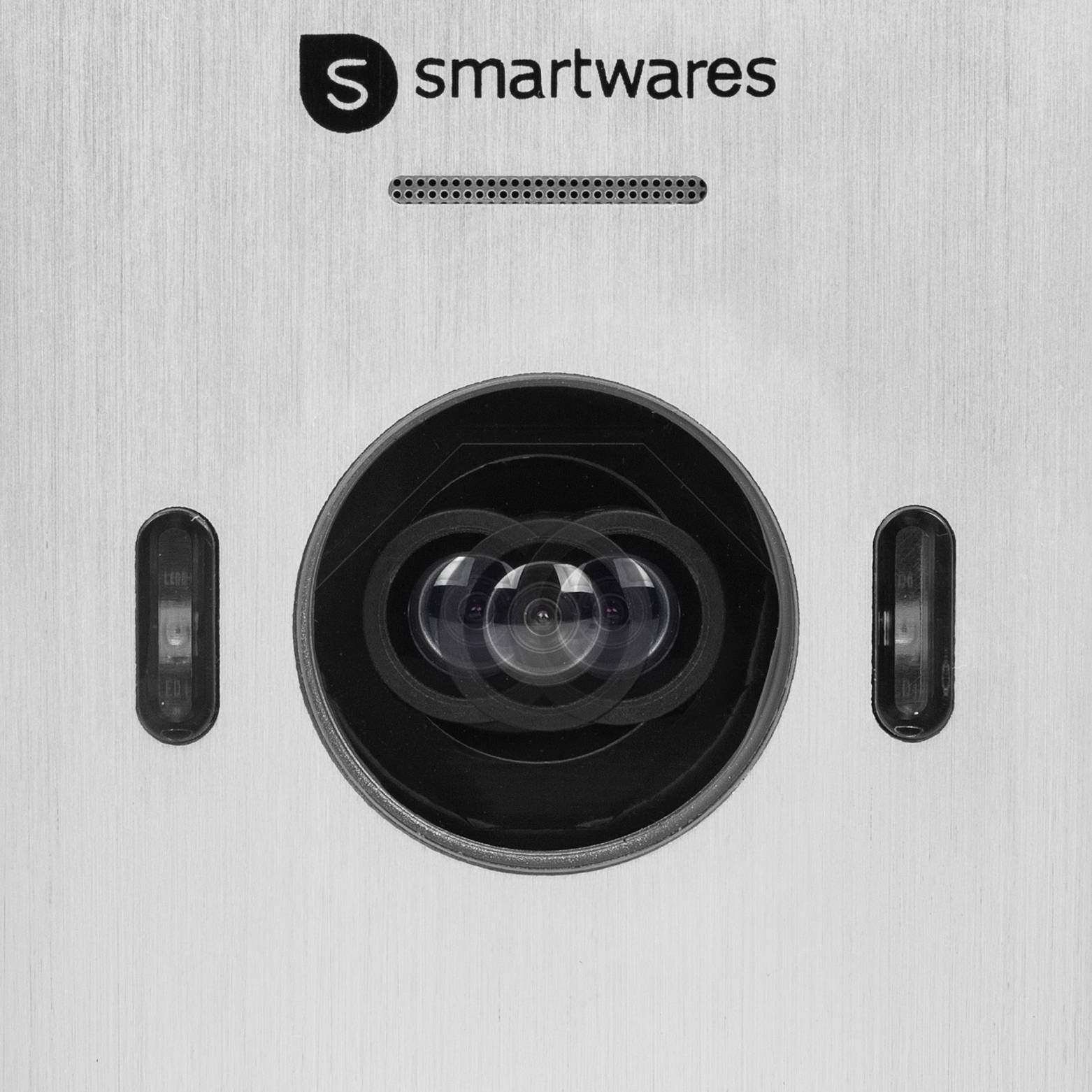 Camera-objectief van een deurintercom van het merk 'Smartwares' met microfoon en verlichtingssensoren, gemonteerd op een geborstelde metalen behuizing.
