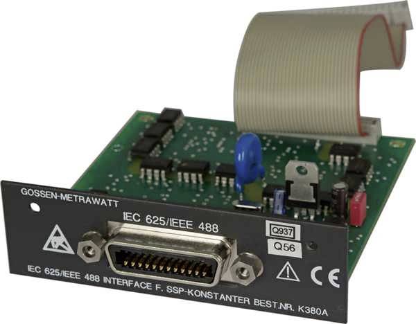 Elektronische printplaat met interfaceaansluiting en platte kabel, gemarkeerd met 'Gossen Metrawatt IEC 625/IEEE 488'.