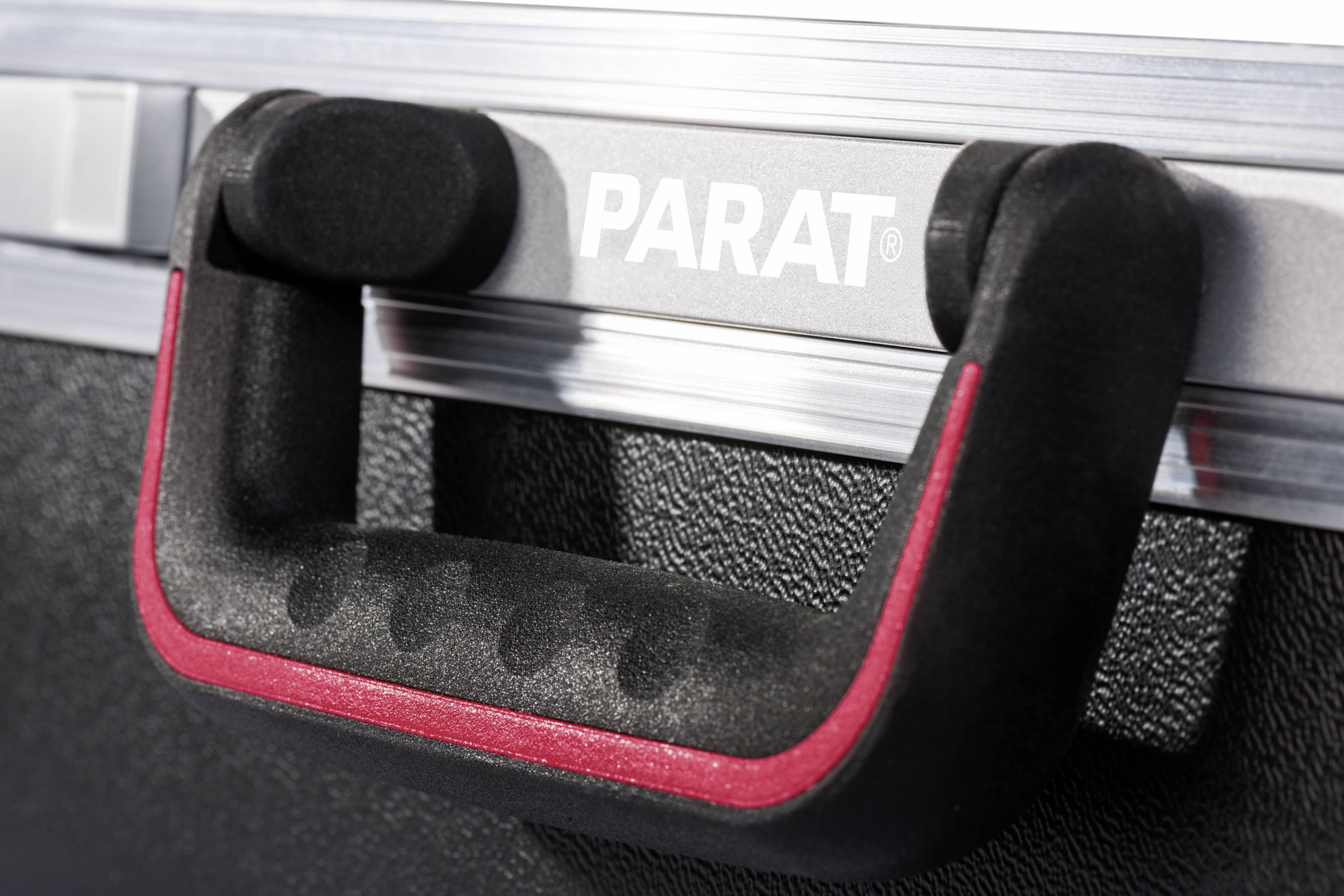 Zwarte handgreep van een hardcase koffer met de tekst 'PARAT' in witte letters op een aluminium strip.