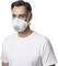 Een persoon draagt een witte beschermingsuitrusting masker en een wit T-shirt.