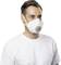Een persoon draagt een witte FFP-masker. Ze heeft donkerblond haar en een wit T-shirt. Het masker heeft gele banden.