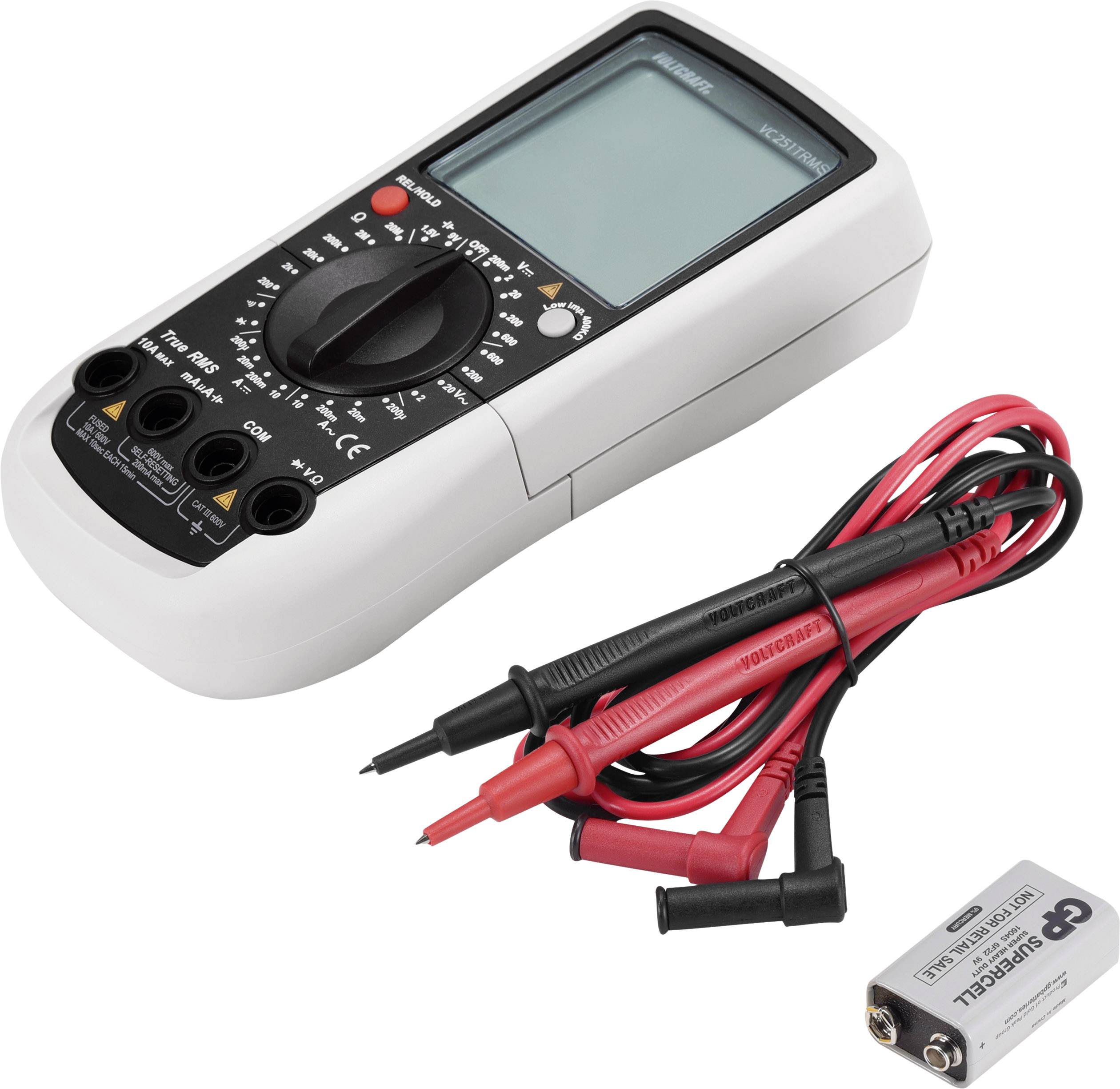 Een wit digitaal multimeter met display en draaiknop voor meetbereikkeuze, naast rode en zwarte meetkabels en een 9V-batterij.