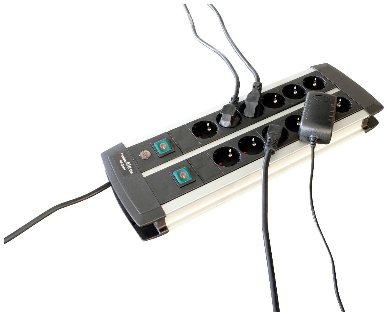 Stekkerdoos met meerdere aangesloten kabels, ingeschakeld.