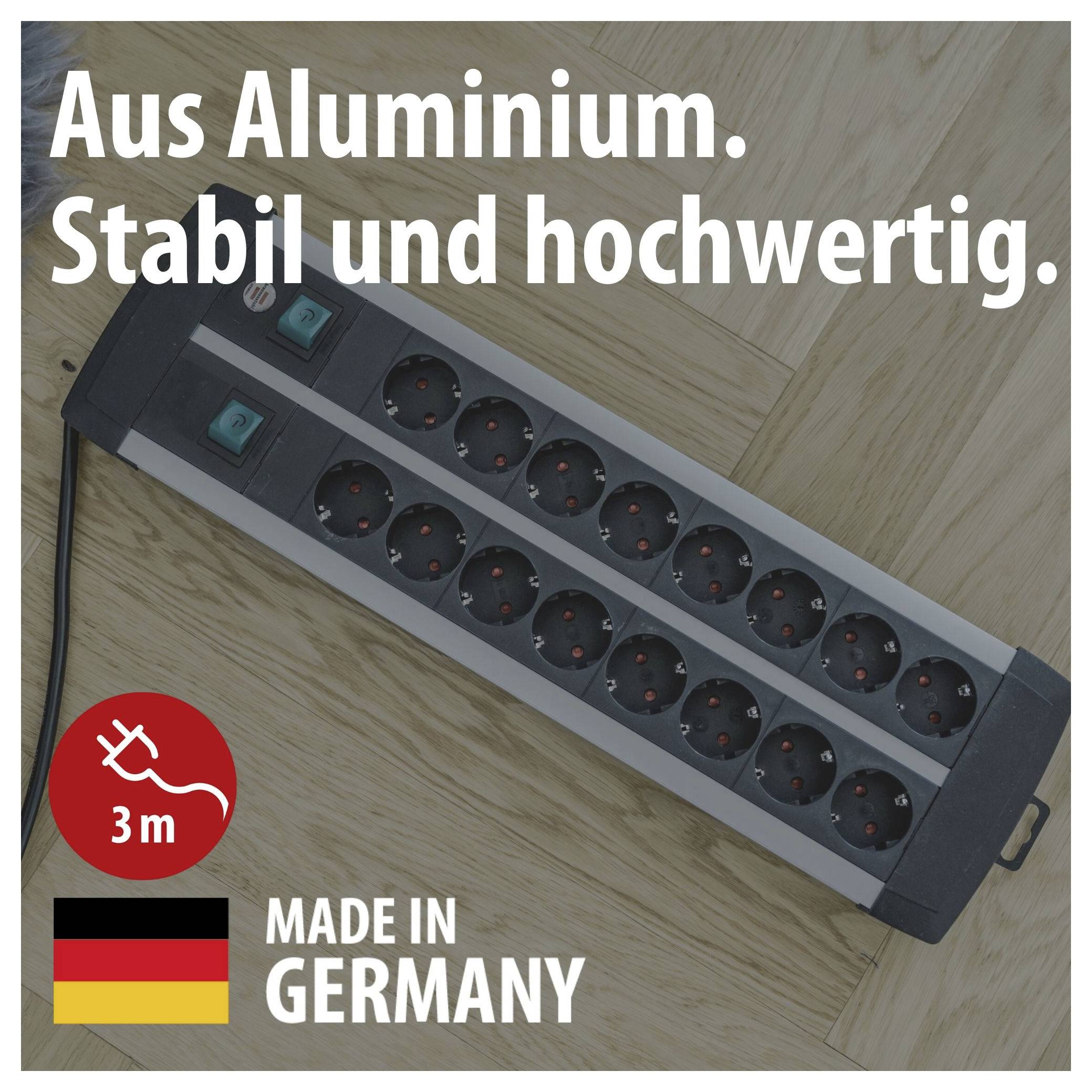 Zwarte meervoudige stekkerdoos op houten vloer met tekst 'Van aluminium. Stabiel en hoogwaardig.', '3 m' en 'Gemaakt in Duitsland'.