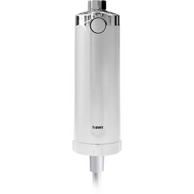 Een zilveren cilindrische waterfilter met een knop bovenop, voorzien van het 'BWT'-label, ontworpen voor montage op kranen.