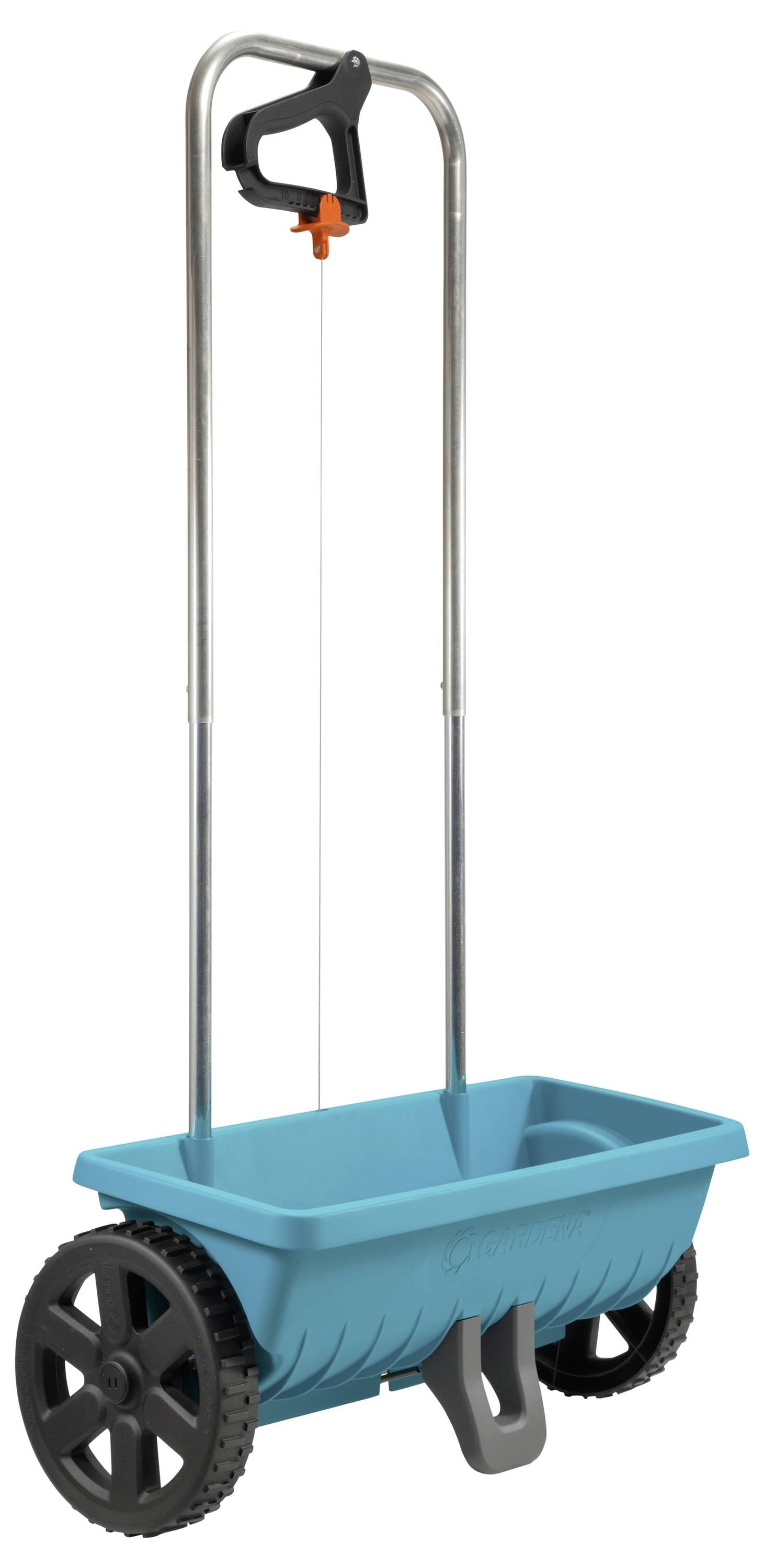 Een blauwe strooiwagen met twee zwarte wielen en een zilveren handgreep.