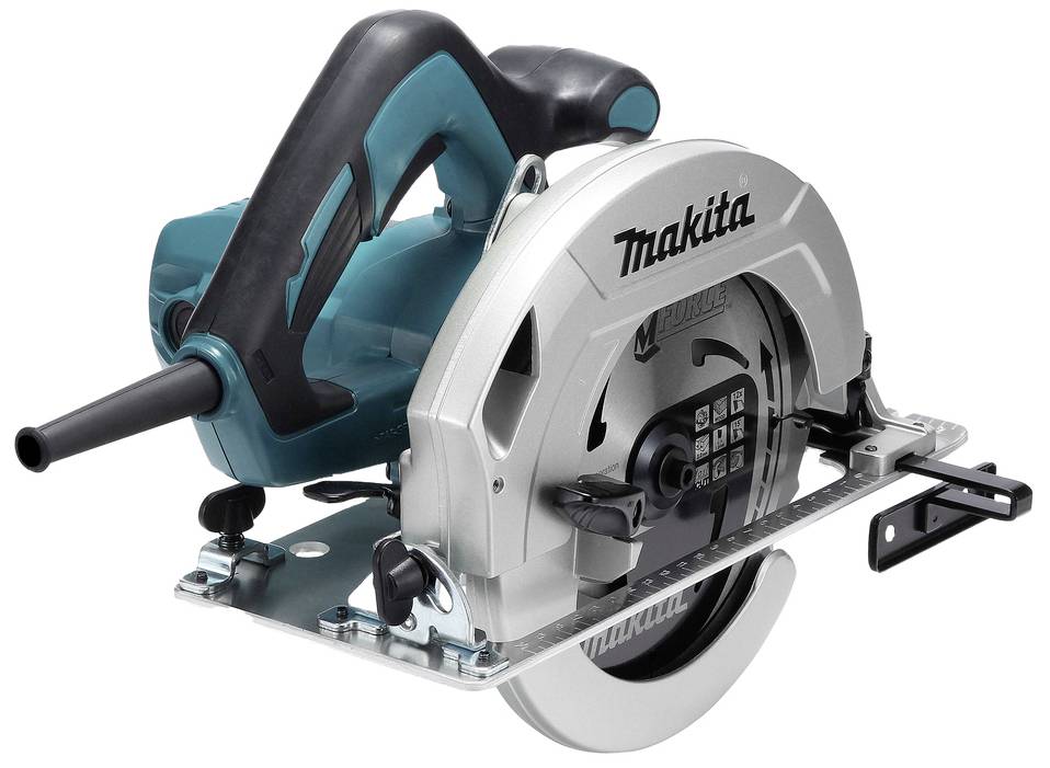 Handcirkelzaag in blauw en zilver. Geschikt voor het zagen van hout. Met ergonomische handgreep en zichtbaar Makita-logo.